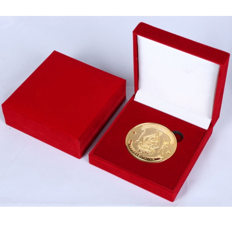 Artikel V-06 quadratische Flanellbox aus Kunststoff für 50-60 mm Münze, Abzeichen, Manschettenknöpfe, Krawattenklammer, Medaille usw. mm. 88 * 91 * 33, wiegt etwa 85 g