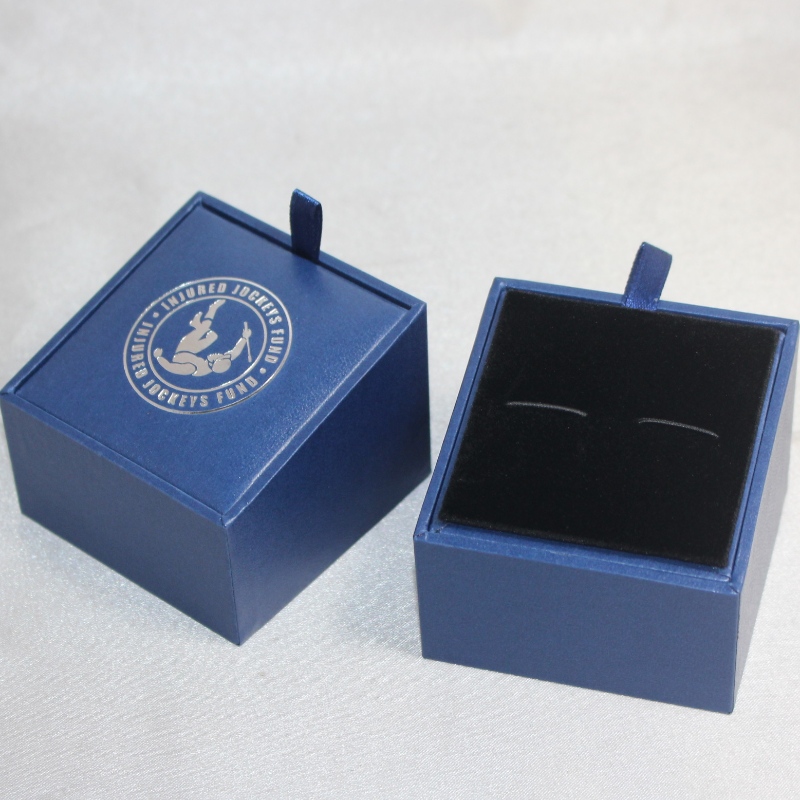 Artikel V-20X quadratische PU-Lederbox für Paar Krawattenklammern oder Paar Manschettenknöpfe usw. mm. 64 * 64 * 50, wiegt etwa 64 g
