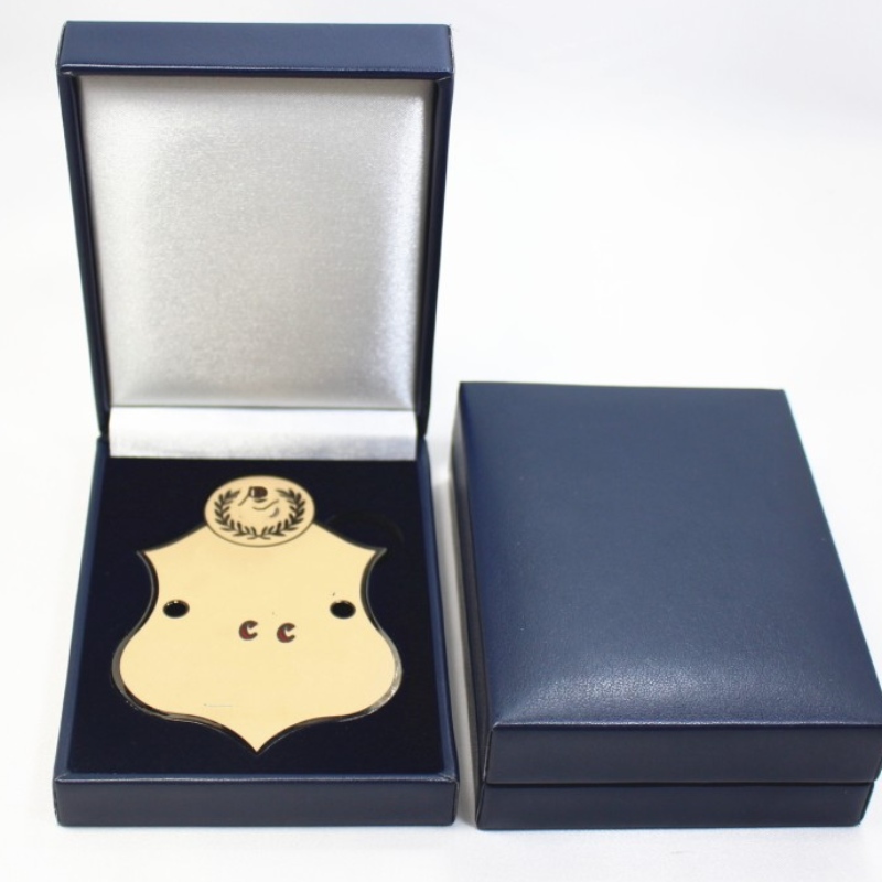 Artikel V-17L quadratische PU-Lederbox für 65 * 90 mm Medaille, Abzeichen, Münze usw. mm. 80 * 110 * 34, wiegt etwa 90 g
