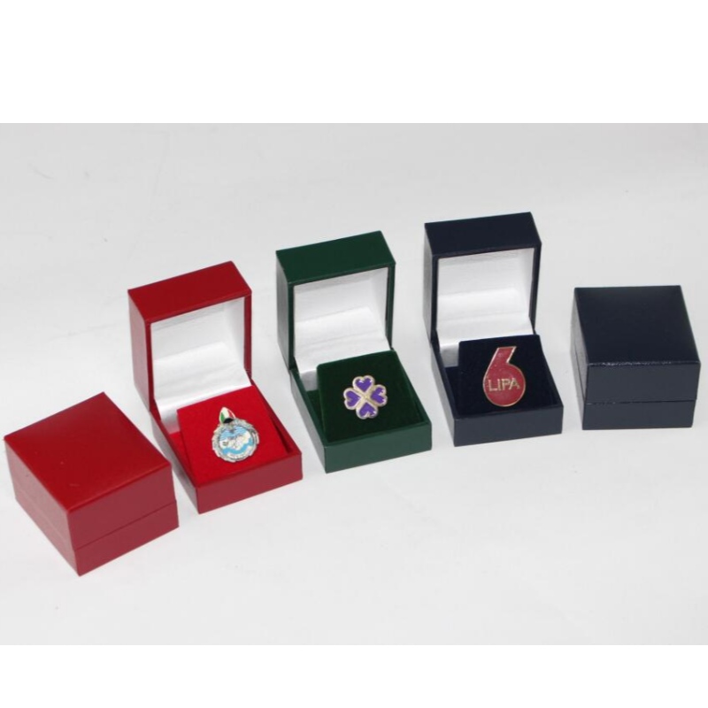 Punkt V-07 quadratische Plastikbox mit Leatherette Paper für Durchmesser 25-30 mm Münze, Abzeichen, Ring etc. mm.46*53*38, Gewichte ca. 40g
